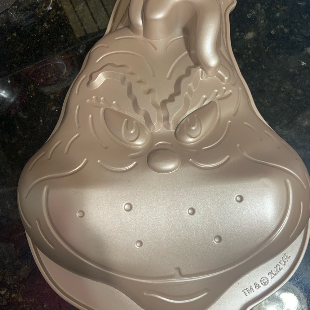 Make offer! NWOB Willians Sonoma Grinch Face Cake Pan (10 c.)